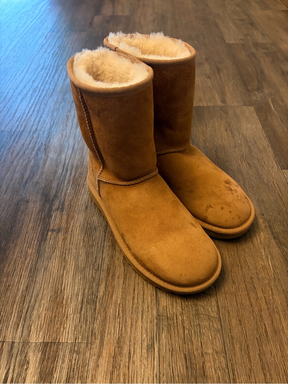 Womenโs Tan Suede Cozy UGG Classic Short Boots Size 7